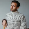 Efterår No 9 av Augustins, strikket i Hillesvåg Luna og Isager Silk Mohair, tofarget mønster, unisex passform