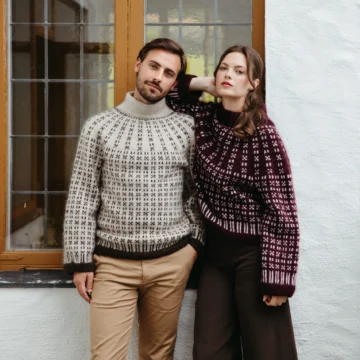 Efterår No 9 av Augustins, strikket i Hillesvåg Luna og Isager Silk Mohair, tofarget mønster, unisex passform