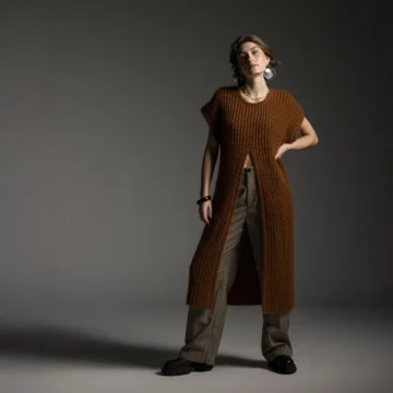 Freja av Helle Kampp Mathorne / Kampp Design, designet for Filcolana- kolleksjonen More Women Høst 2026. Tunika med lang splitt midt foran, heklet i Arwetta og Tilia
