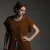 Freja av Helle Kampp Mathorne / Kampp Design, designet for Filcolana- kolleksjonen More Women Høst 2026. Tunika med lang splitt midt foran, heklet i Arwetta og Tilia