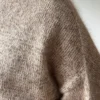 Jeol Tee av Aegyoknit, strikket i Trio 2 og Silk Mohair fra Isager. Detaljbilde av skulder.