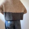 Jeol Tee av Aegyoknit, strikket i Trio 2 og Silk Mohair fra Isager. Toppen sett bakfra.