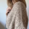 Jeol Tee av Aegyoknit, strikket i Trio 2 og Silk Mohair fra Isager. Detaljbilde av skulder.