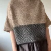 Jeol Tee av Aegyoknit, strikket i Trio 2 og Silk Mohair fra Isager. Toppen sett forfra