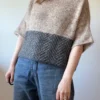 Jeol Tee av Aegyoknit, strikket i Trio 2 og Silk Mohair fra Isager. Posert bilde, toppen sett forfra