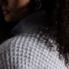 Jeanne D'Arc av June Thomsen / Yarnlovers, designet for Filcolana- kolleksjonen More Women Høst 2026. Kortermet og vid bluse med struktur på skuldrene.