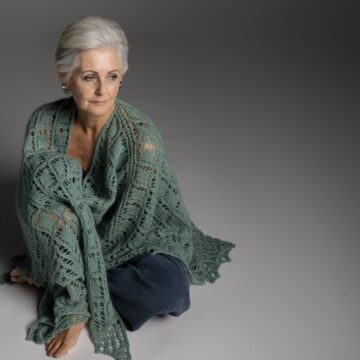 Herbarium av Karen S. Lauger / Lykkefanten, designet for Filcolana- kolleksjonen More Women Høst 2026. Sjal i Filcolana Vilja og Tilia