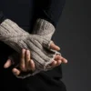 Kristine Gloves av Karen S. Lauger / Lykkefanten, designet for Filcolana- kolleksjonen More Women Høst 2026. Ribbestrikkede pulsvanter strikket i Mashdale
