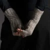 Kristine Gloves av Karen S. Lauger / Lykkefanten, designet for Filcolana- kolleksjonen More Women Høst 2026. Ribbestrikkede pulsvanter strikket i Mashdale