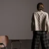 Fisherman Cardigan av Filcolana, designet av Maria Back Jensen / Sanastrik. Cardiganen i aran-inspirert mønster og er strikket i Peruvian fra Filcolana