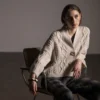 Fisherman Cardigan av Filcolana, designet av Maria Back Jensen / Sanastrik. Cardiganen i aran-inspirert mønster og er strikket i Peruvian fra Filcolana