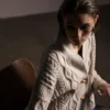 Fisherman Cardigan av Filcolana, designet av Maria Back Jensen / Sanastrik. Cardiganen i aran-inspirert mønster og er strikket i Peruvian fra Filcolana