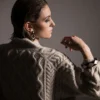 Fisherman Cardigan av Filcolana, designet av Maria Back Jensen / Sanastrik. Cardiganen i aran-inspirert mønster og er strikket i Peruvian fra Filcolana