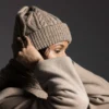 Fisherman Hat av Maria Bach Jensen / Sanastrik, designet for Filcolana- kolleksjonen More Women Høst 2026. Lue i flettestruktur, strikket i Peruvian