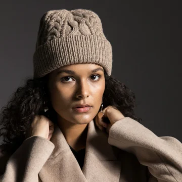 Fisherman Hat av Maria Bach Jensen / Sanastrik, designet for Filcolana- kolleksjonen More Women Høst 2026. Lue i flettestruktur, strikket i Peruvian