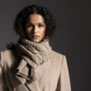 Fisherman Scarf av Maria Bach Jensen / Sanastrik, designet for Filcolana- kolleksjonen More Women Høst 2026. Skjerf i flettestruktur, strikket i Peruvian