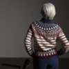 Tove av Nina Born / Mininit, designet for Filcolana- kolleksjonen More Women Høst 2026. Helmønstret genser strikket i Pernilla og Alva