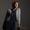 Elsa av Sanne Bjerregaard, designet for Filcolana- kolleksjonen More Women Høst 2026. Enkel cardigan med strukturstrikk langs knappestopler og raglan.