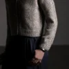 Elsa av Sanne Bjerregaard, designet for Filcolana- kolleksjonen More Women Høst 2026. Enkel cardigan med strukturstrikk langs knappestopler og raglan.