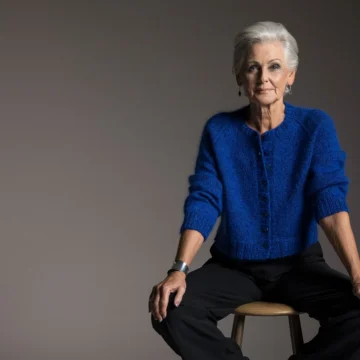 Lotta av Sanne Bjerregaard, designet for Filcolana- kolleksjonen More Women Høst 2026. Glitrende cardigan strikket i Arwetta, Alva og Paia.