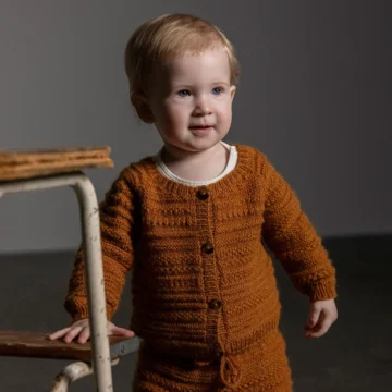 Mio Cardigan av Sanne Bjerregaard, designet for Filcolana- kolleksjonen More Women Høst 2026. Cardigan til baby og toddler i Anina og Alva