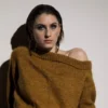 Stine av Stine Radicke / Stine Radicke Knitwear Design, designet for Filcolana- kolleksjonen More Women Høst 2026. Off-shoulder genser, strikket i Peruvian og Tilia.