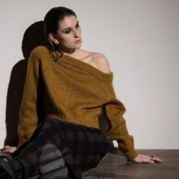 Stine av Stine Radicke / Stine Radicke Knitwear Design, designet for Filcolana- kolleksjonen More Women Høst 2026. Off-shoulder genser, strikket i Peruvian og Tilia.