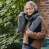 Bias Blocks av Anne Ventzel, et strikket skjerf med skrå striper i dobbel tråd Bouclé fra Isager