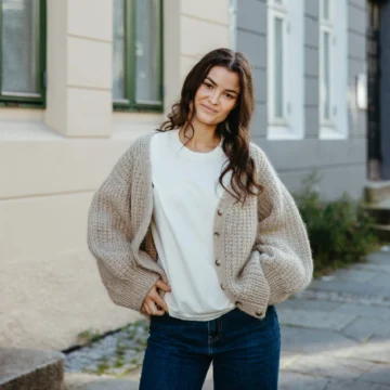 Basis No 4 av Augustins, for Hillesvåg, strikket i Troll fra Hillesvåg og Silk Mohair fra Isager. Cardigan i vaffelribb.