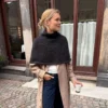 Ivy Cape av PetiteKnit strikket i Camarose Snefnug