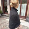 Ivy Cape av PetiteKnit strikket i Camarose Snefnug