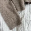 Essential Loop Sweater av Other Loops, en enkel hverdagsgenser strikket i Isager Soft Fine og Isager Silk Mohair. Kan strikkes med høy eller normal hals.
