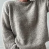 Essential Loop Sweater av Other Loops, en enkel hverdagsgenser strikket i Isager Soft Fine og Isager Silk Mohair. Kan strikkes med høy eller normal hals.