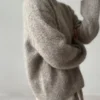 Essential Loop Sweater av Other Loops, en enkel hverdagsgenser strikket i Isager Soft Fine og Isager Silk Mohair. Kan strikkes med høy eller normal hals.