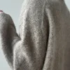 Essential Loop Sweater av Other Loops, en enkel hverdagsgenser strikket i Isager Soft Fine og Isager Silk Mohair. Kan strikkes med høy eller normal hals.