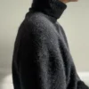 Essential Loop Sweater av Other Loops, en enkel hverdagsgenser strikket i Isager Soft Fine og Isager Silk Mohair. Kan strikkes med høy eller normal hals.