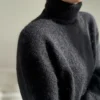 Essential Loop Sweater av Other Loops, en enkel hverdagsgenser strikket i Isager Soft Fine og Isager Silk Mohair. Kan strikkes med høy eller normal hals.