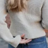 Isa Raglan Cardi av Aegyoknit, strikket i Merilin og Trio 1 fra Isager. En tettsittende cardigan med markante designelement som samler seg i en V foran og bak.