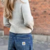 Isa Raglan Cardi av Aegyoknit, strikket i Merilin og Trio 1 fra Isager. En tettsittende cardigan med markante designelement som samler seg i en V foran og bak.