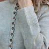 Isa Raglan Cardi av Aegyoknit, strikket i Merilin og Trio 1 fra Isager. En tettsittende cardigan med markante designelement som samler seg i en V foran og bak.