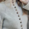 Isa Raglan Cardi av Aegyoknit, strikket i Merilin og Trio 1 fra Isager. En tettsittende cardigan med markante designelement som samler seg i en V foran og bak.