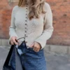 Isa Raglan Cardi av Aegyoknit, strikket i Merilin og Trio 1 fra Isager. En tettsittende cardigan med markante designelement som samler seg i en V foran og bak.