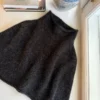 Ivy Cape av PetiteKnit strikket i Camarose Snefnug