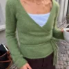 Lucy Wrap av PetiteKnit, omslagsjakke strikket i dobbel tråd silk mohair.