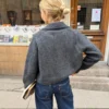 Petra Jacket av PetiteKnit, strikket i Heavy Merino fra Knitting For Olive. En klassisk cardigan med krage.