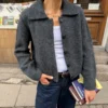 Petra Jacket av PetiteKnit, strikket i Heavy Merino fra Knitting For Olive. En klassisk cardigan med krage.