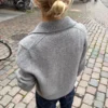 Petra Jacket av PetiteKnit, strikket i Heavy Merino fra Knitting For Olive. En klassisk cardigan med krage.