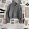 Petra Jacket av PetiteKnit, strikket i Heavy Merino fra Knitting For Olive. En klassisk cardigan med krage.