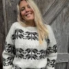 Polstjarna Peysa av Hanne Rimmen, originalt strikket i Einrúm L+2. Garnalternativet Lettlopi tilbys hos Fru Kvist. En mønsterstrikket genser med tre prominente mønsterborder på kropp og bærestykket.