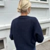 Eva Cardigan av PetiteKnit, strikket i Peer Gynt. V-halset cardigan med bred knappestople i dobbelribb.